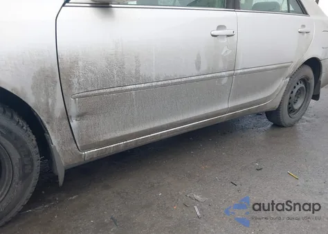 2005 Toyota Camry Le z USA, uszkodzony, nr VIN 4T1BE32K75U956775